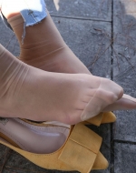 【原创投稿】陪女友逛街，这双丝袜脚，就问你们迷不迷糊 20P